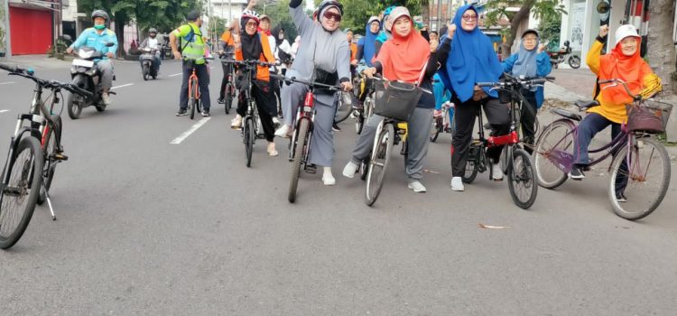 Keseruan Peserta Fun Bike Milad Muhla55 “Berburu” Spot Foto