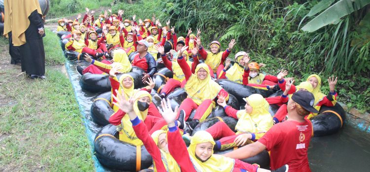 Outing Class SD Muhlas Makin Seru Main River Tubing