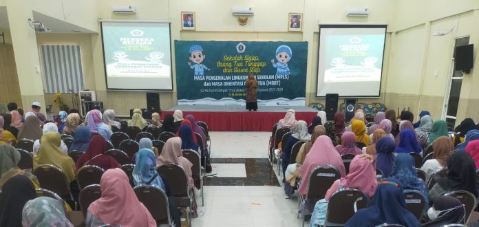 Penghujung MPLS, Wali Murid SD MuhlaS Juga Dikenalkan Lingkungan Sekolah
