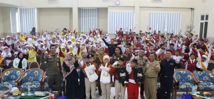 Satpol PP Go to School Kunjungi SDM 11 Kota Surabaya
