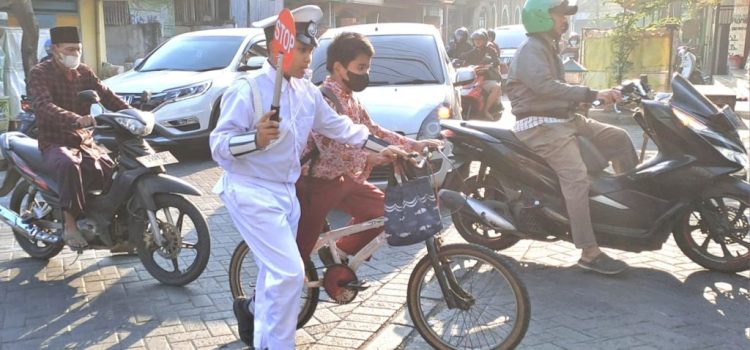 Anggota PKS SD Muhlas Bantu Tertibkan Lalu Lintas Jalan Dupak Bangunsari