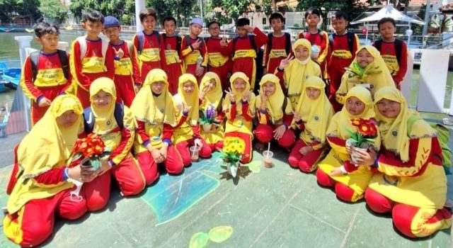 Gandeng Tris Flower, SD Muhlas Edukasi Kerajinan Tangan dari Bahan Bekas