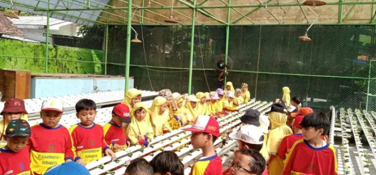 Ratusan Siswa Muhlas Belajar Sambil Rekreasi di Agrowisata Surabaya
