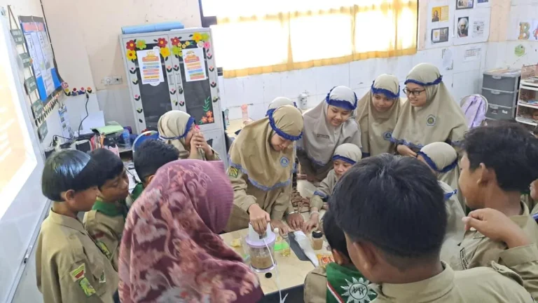 dosen-teknologi-pangan-jadi-guru-sehari-di-sd-muhlas-praktik-langsung-bikin-selai-VvcK