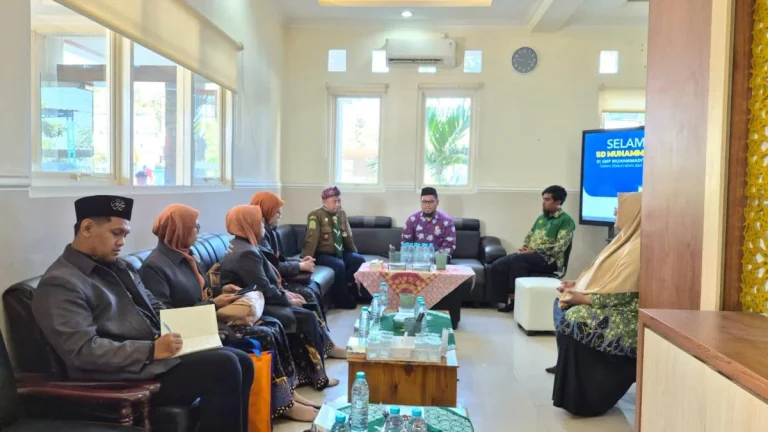perkuat-metode-semi-pesantren-sd-muhlas-studi-tiru-ke-smp-mudipat-porong-pQgd